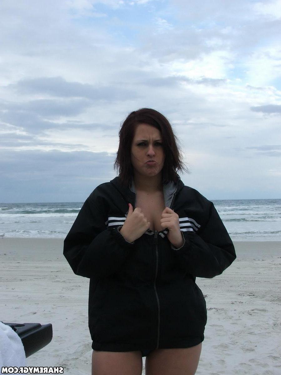 20P Hot amateur gf Roxy takes some naughty candid pics