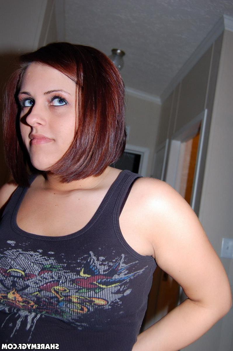 20P Hot amateur gf Roxy takes some naughty candid pics