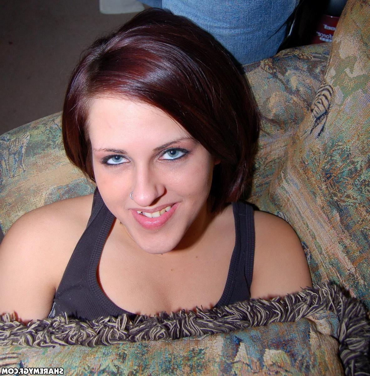 20P Hot amateur gf Roxy takes some naughty candid pics