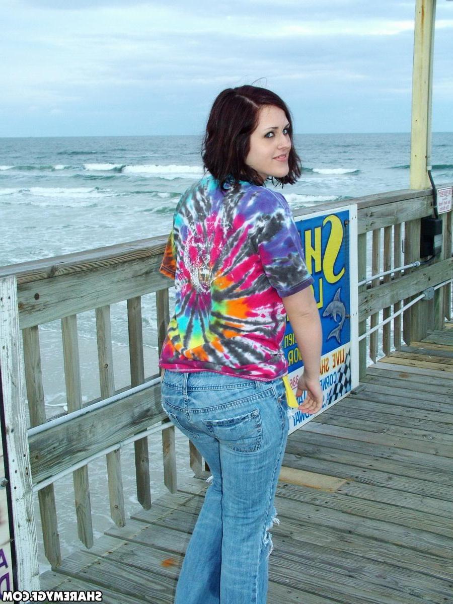 20P Hot amateur gf Roxy takes some naughty candid pics