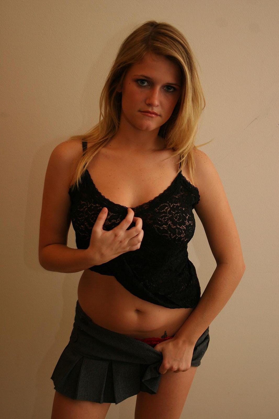 20P Pictures of Samantha Gauge teasing at home