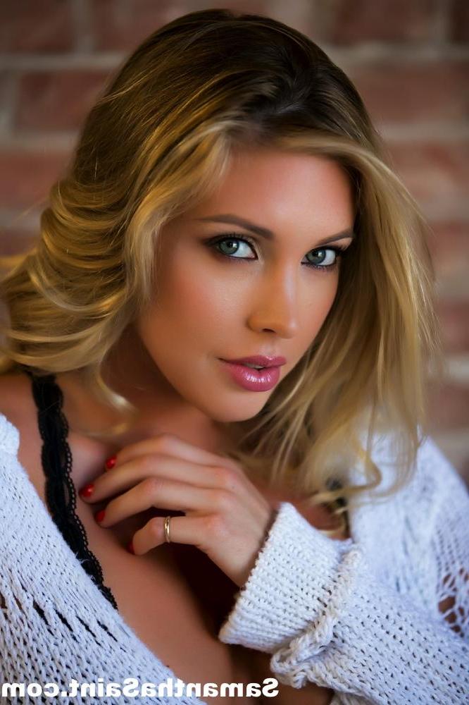 15P Beautiful blonde Samantha Saint shows off her long legs and pretty face