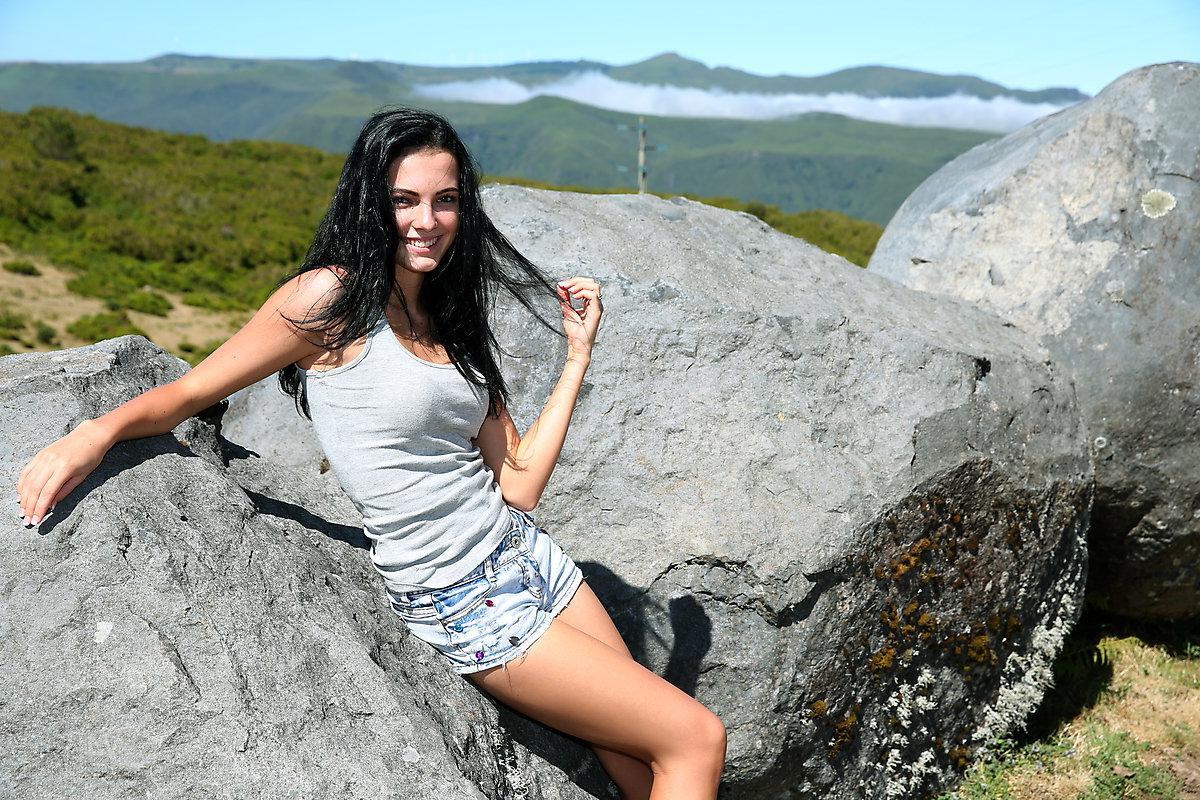 16P Brunette girl Sapphira lets you watch her peeing outside