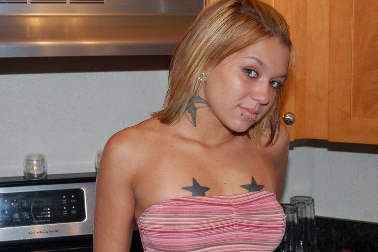 20P Pictures of Sexy Lette having some naked fun at home