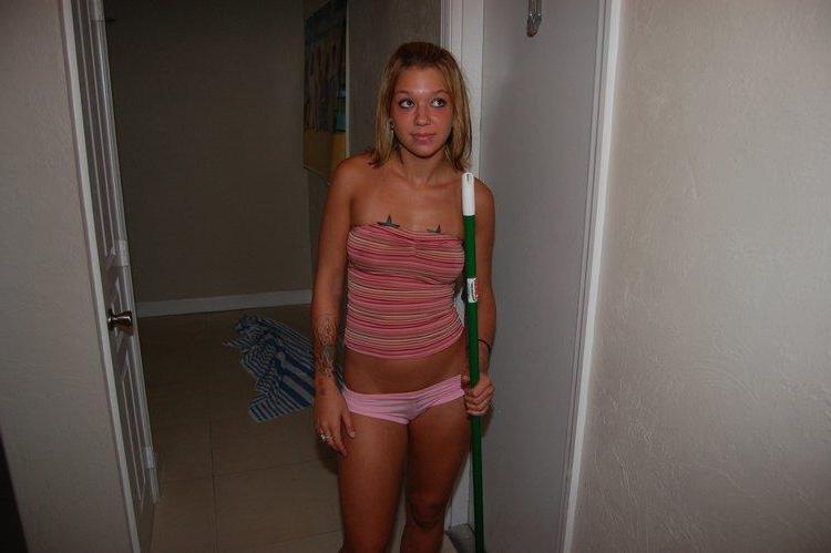 20P Pictures of Sexy Lette having some naked fun at home