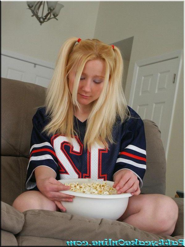 16P Pitcures of Pattycake getting naughty for her team on the couch