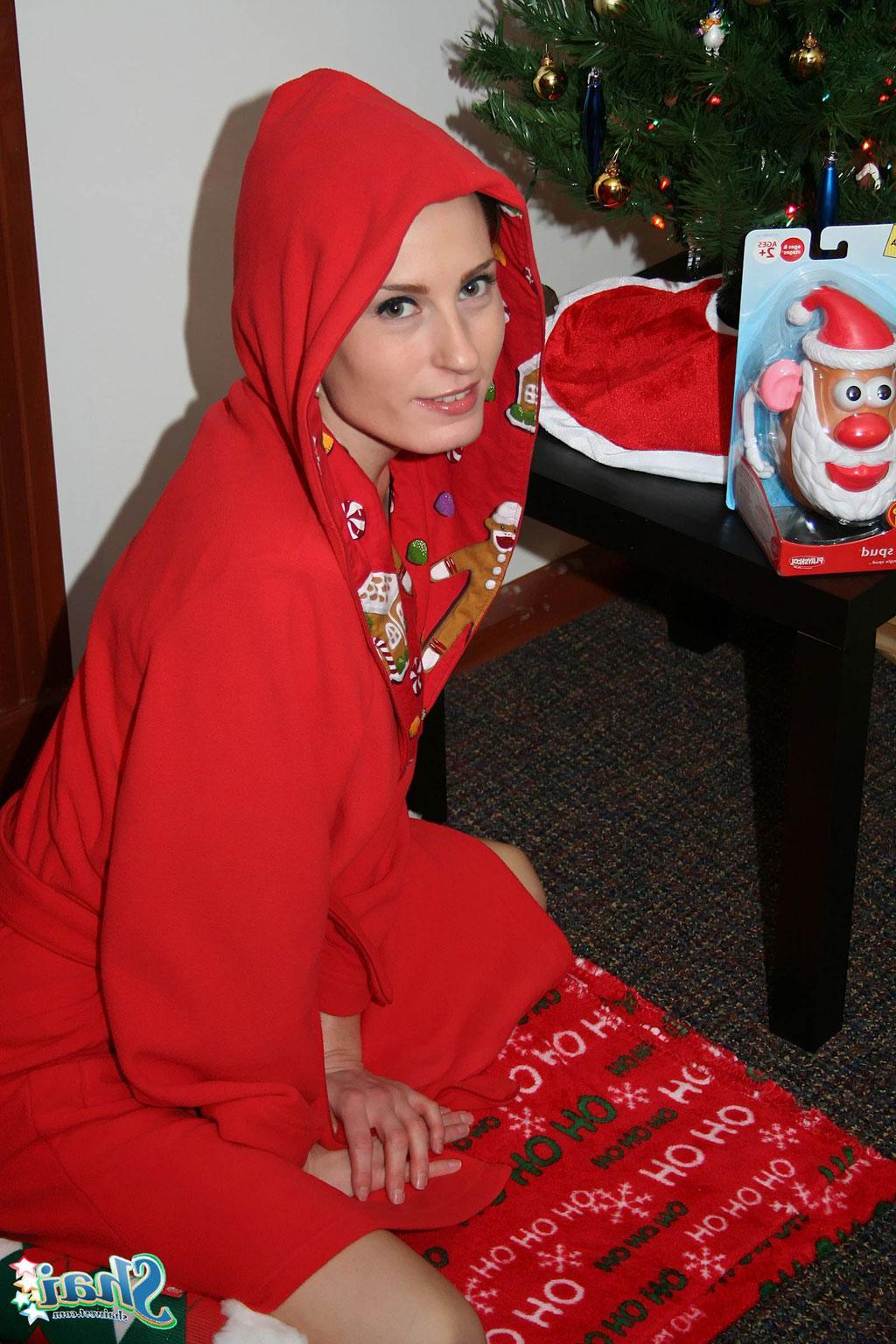 16P Pictures of Shai West getting into the holiday spirit