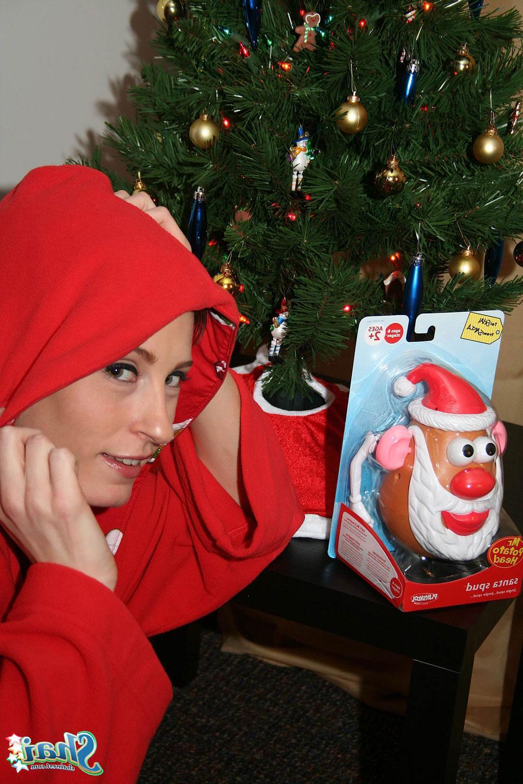 16P Pictures of Shai West getting into the holiday spirit