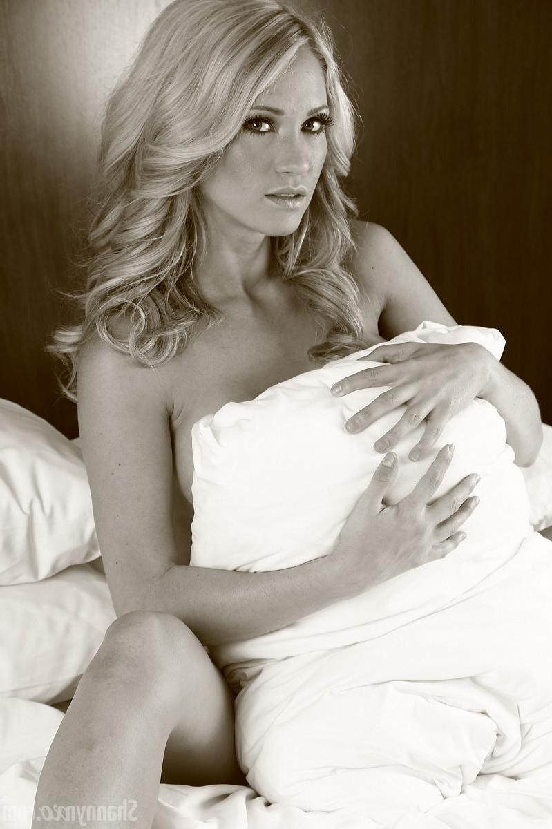 15P Blonde babe Shannyn Xo teases in the sheets