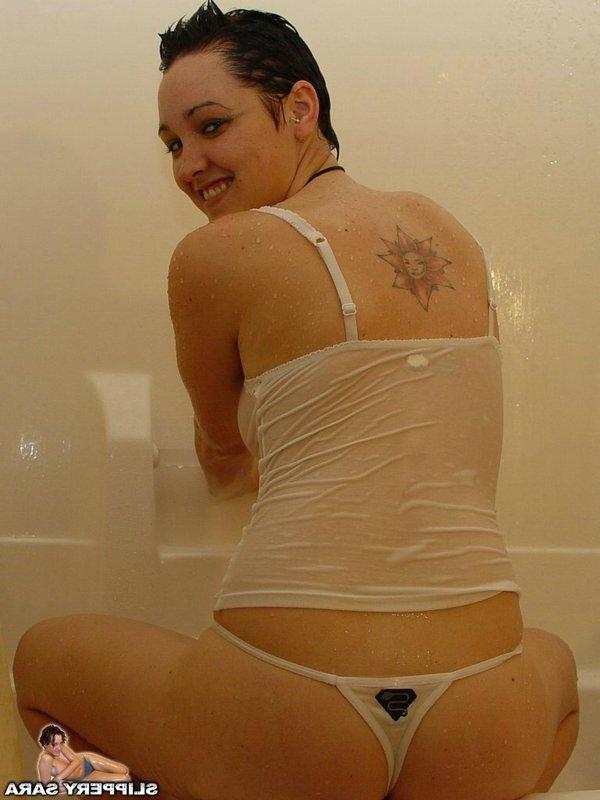 14P Pictures of Slippery Sara making herself all wet for you