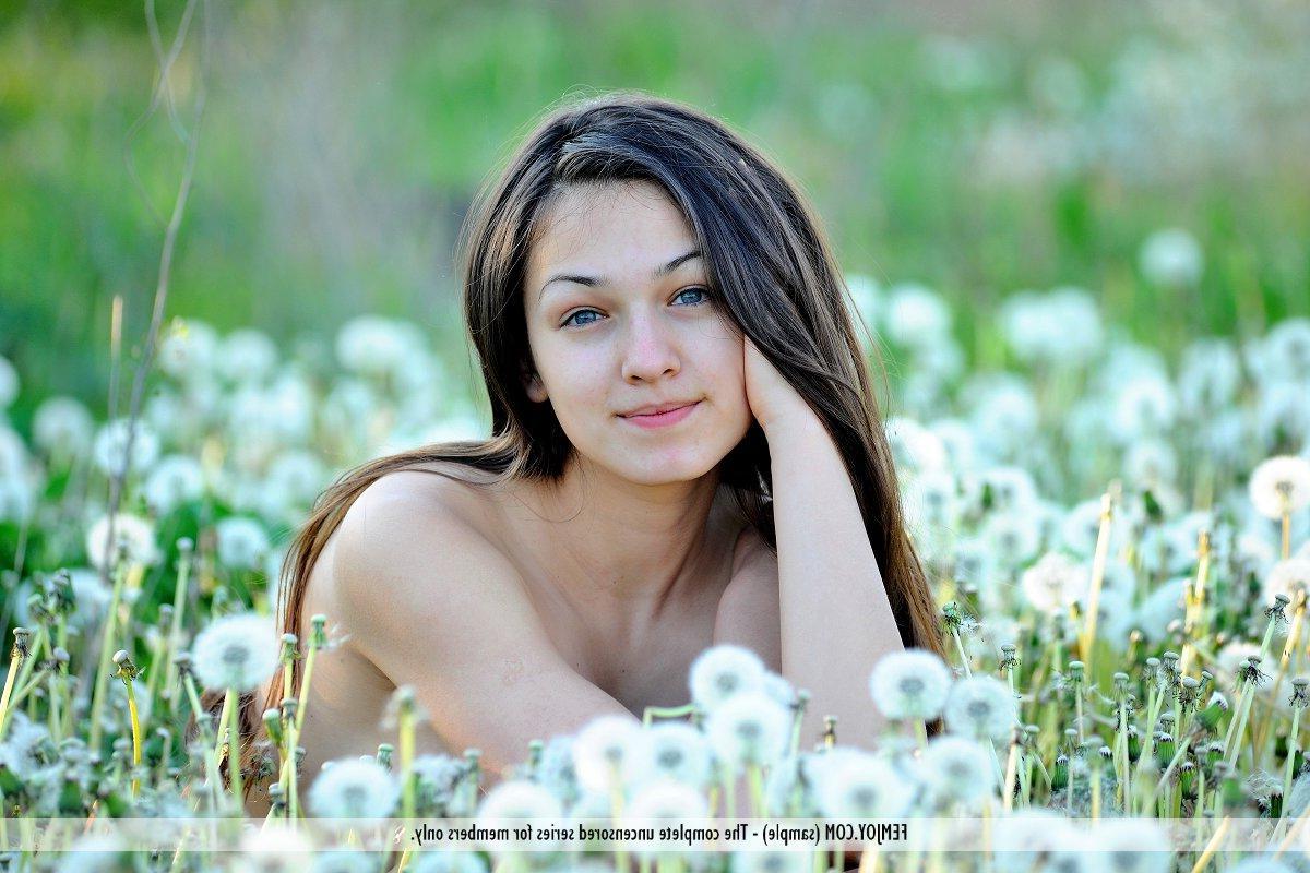 16P Pictures of hot busty girl Sofie displaying her beautiful nude body