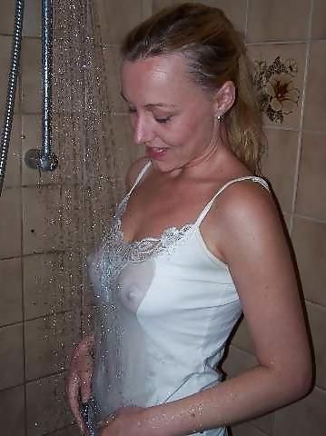 19P DUTCH SLUT - IN THE SHOWER