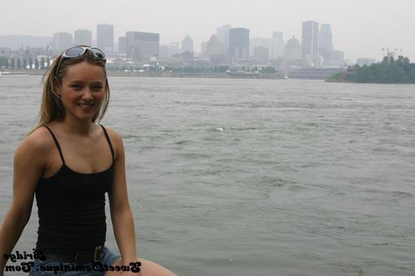 15P Pictures of Sweet Dominique teasing with her hot legs