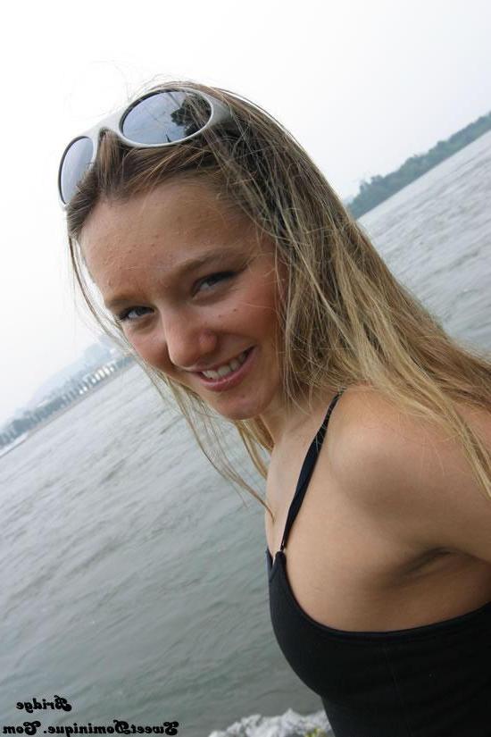 15P Pictures of Sweet Dominique teasing with her hot legs
