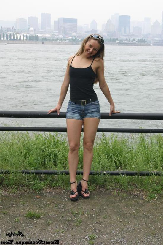 15P Pictures of Sweet Dominique teasing with her hot legs