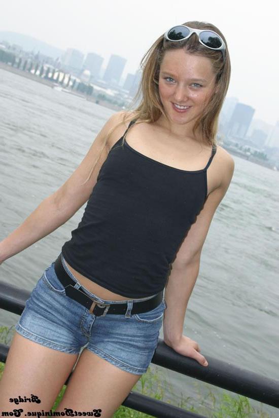 15P Pictures of Sweet Dominique teasing with her hot legs