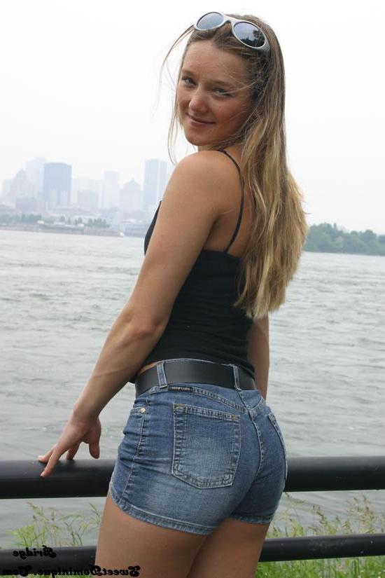 15P Pictures of Sweet Dominique teasing with her hot legs