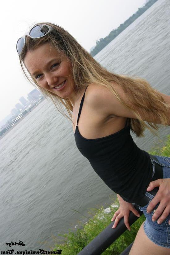 15P Pictures of Sweet Dominique teasing with her hot legs