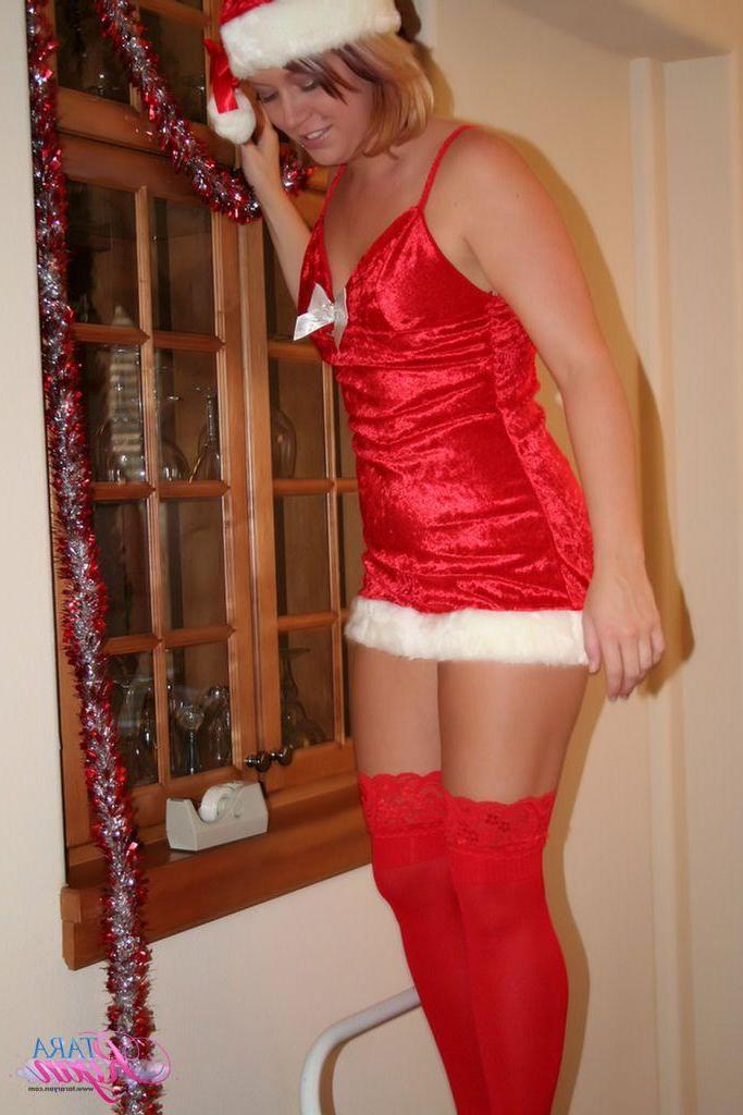 20P Pictures of Tara Ryan ready to fuck for her xmas present