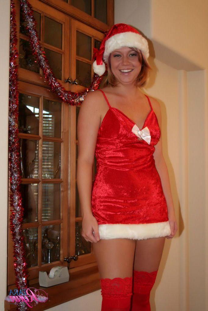 20P Pictures of Tara Ryan ready to fuck for her xmas present