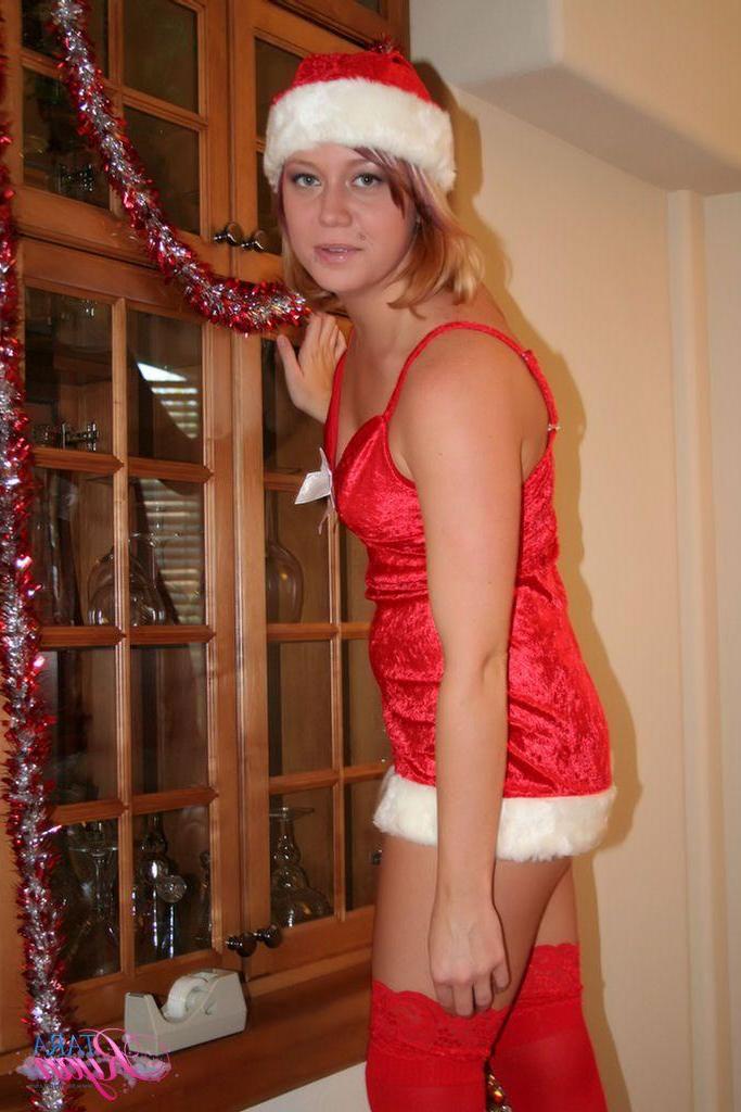 20P Pictures of Tara Ryan ready to fuck for her xmas present