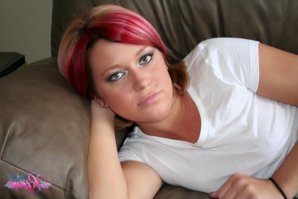 20P Pictures of Tara Ryan getting nude on the couch