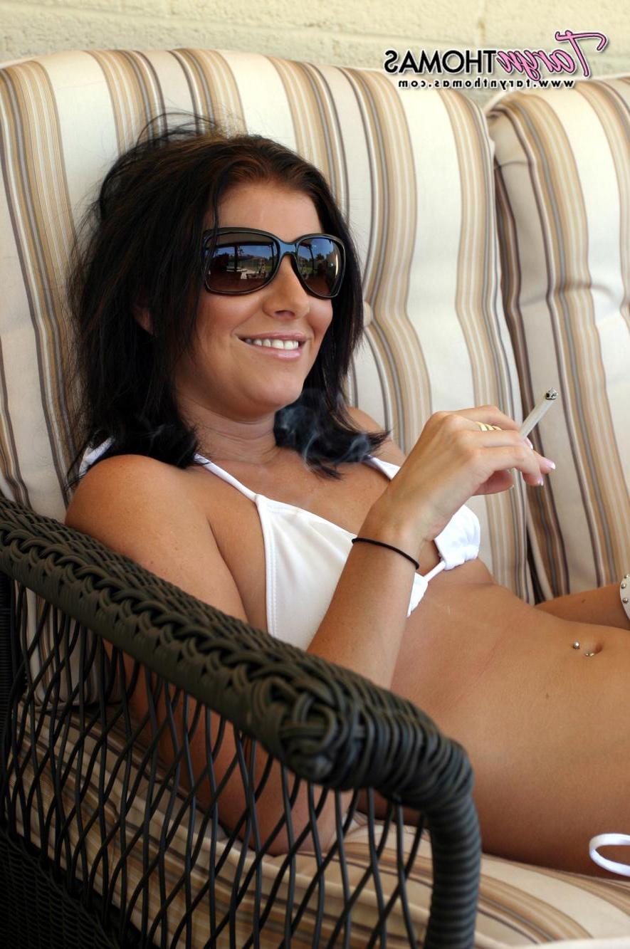 15P Pictures of teen girl Taryn Thomas flashing from behind her bikini