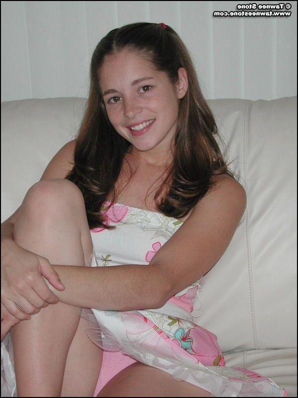 20P Pictures of Tawnee Stone naked for you on the couch