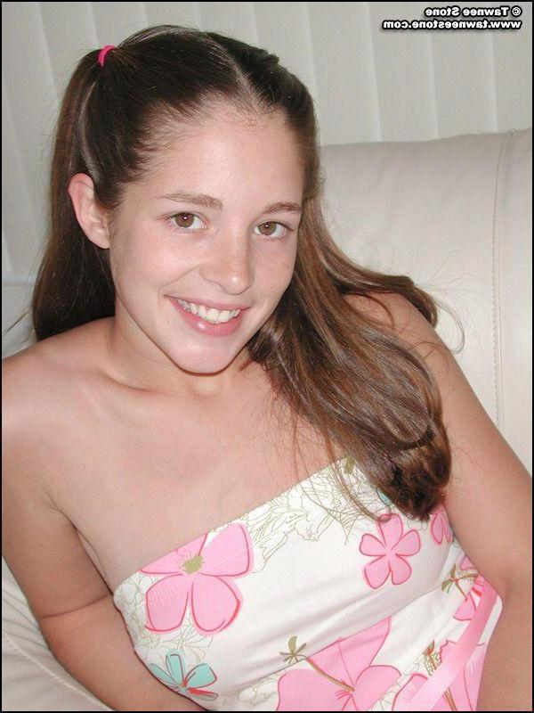 20P Pictures of Tawnee Stone naked for you on the couch