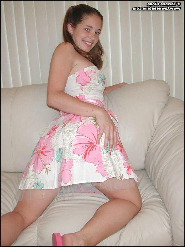 20P Pictures of Tawnee Stone naked for you on the couch