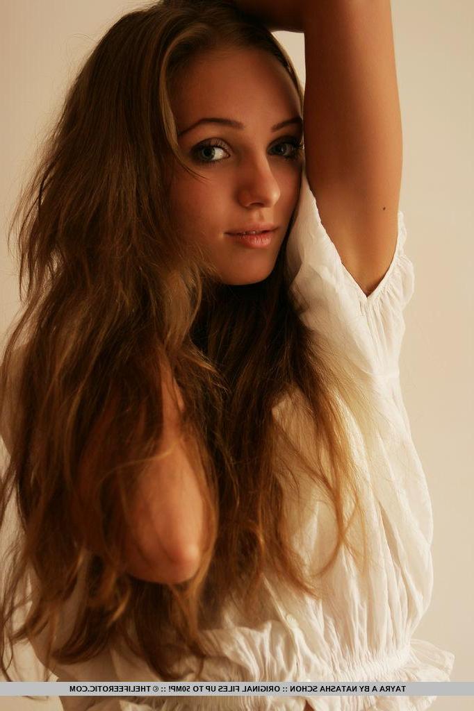 16P Beautiful model Tayra A strips out of her jeans to flaunt her tight nude body