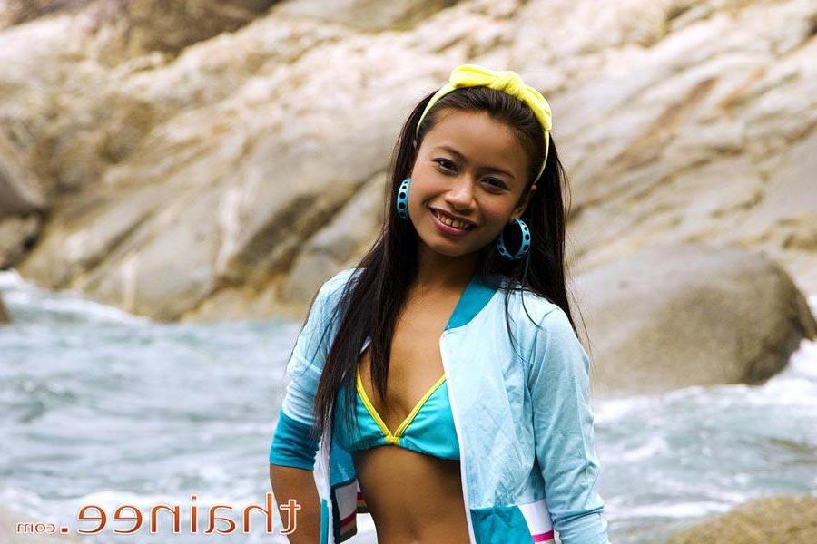 16P Pictures of teen babe Thainee flashing from behind her bikini