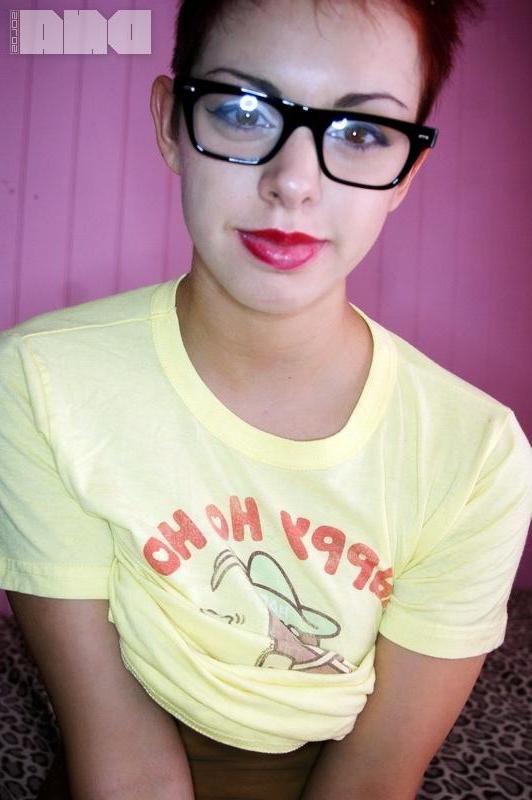 15P Alt teen The Araxie takes selfies of her pretty face and big tits