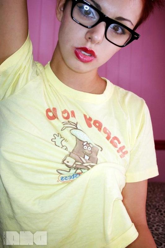 15P Alt teen The Araxie takes selfies of her pretty face and big tits