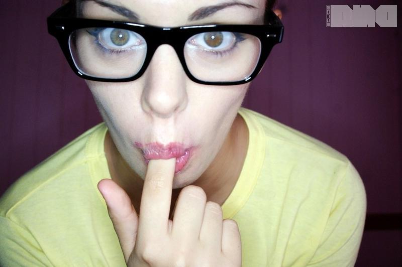 15P Alt teen The Araxie takes selfies of her pretty face and big tits
