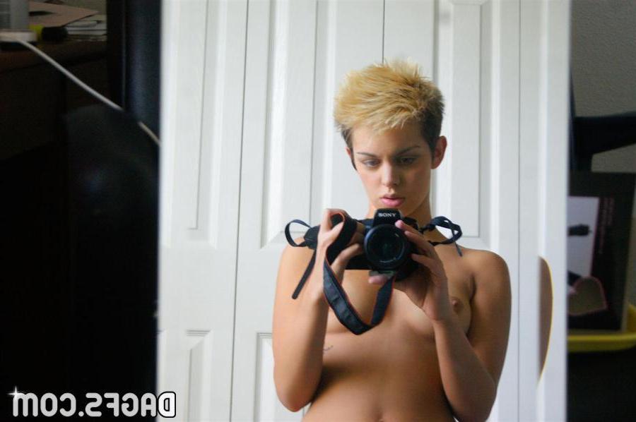 12P Alternative girl Araxie takes selfies in her panties