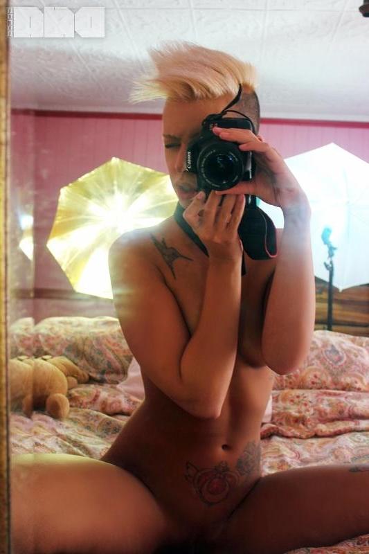 15P Hot punk girl The Araxie takes selfies in bed