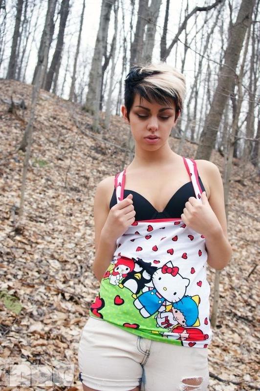 15P Alt girl The Araxie flashes her boobs outside