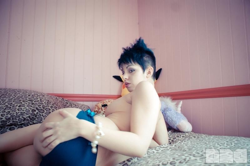 15P Short haired punk girl The Araxie displays her nude body in bed
