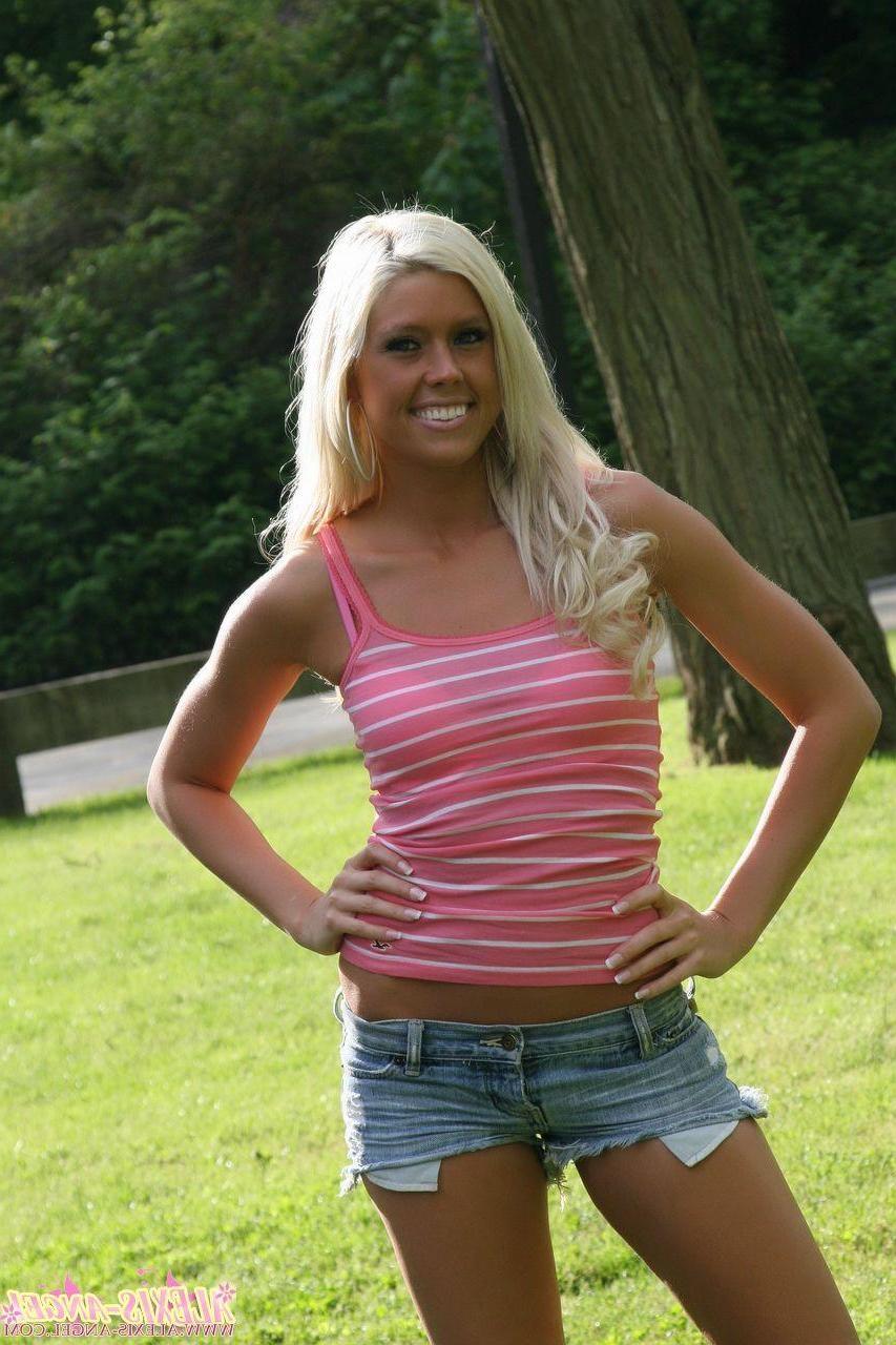 16P Pictures of Alexis Angel showing off in a park