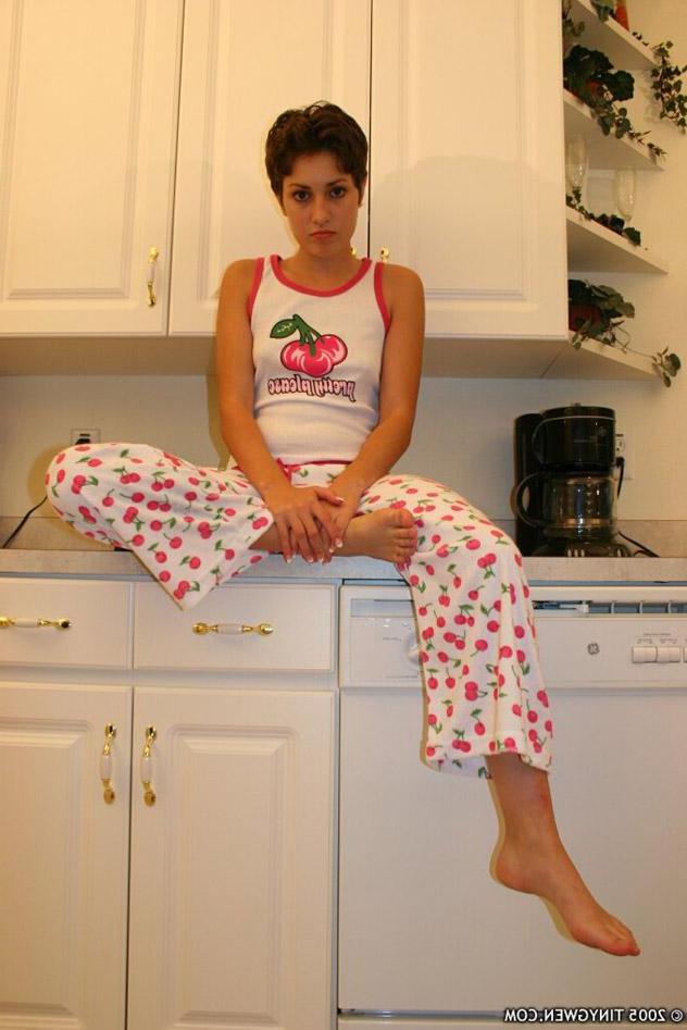 14P Pictures of teen Tiny Gwen getting naked in the kitchen