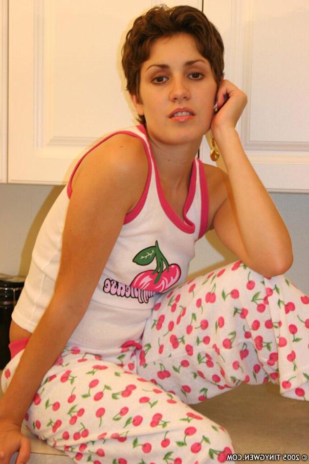 14P Pictures of teen Tiny Gwen getting naked in the kitchen