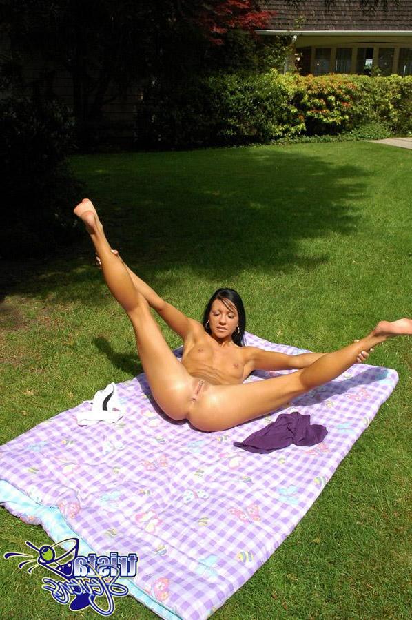 12P Trista Stevens gets naked and spreads her legs at the picnic
