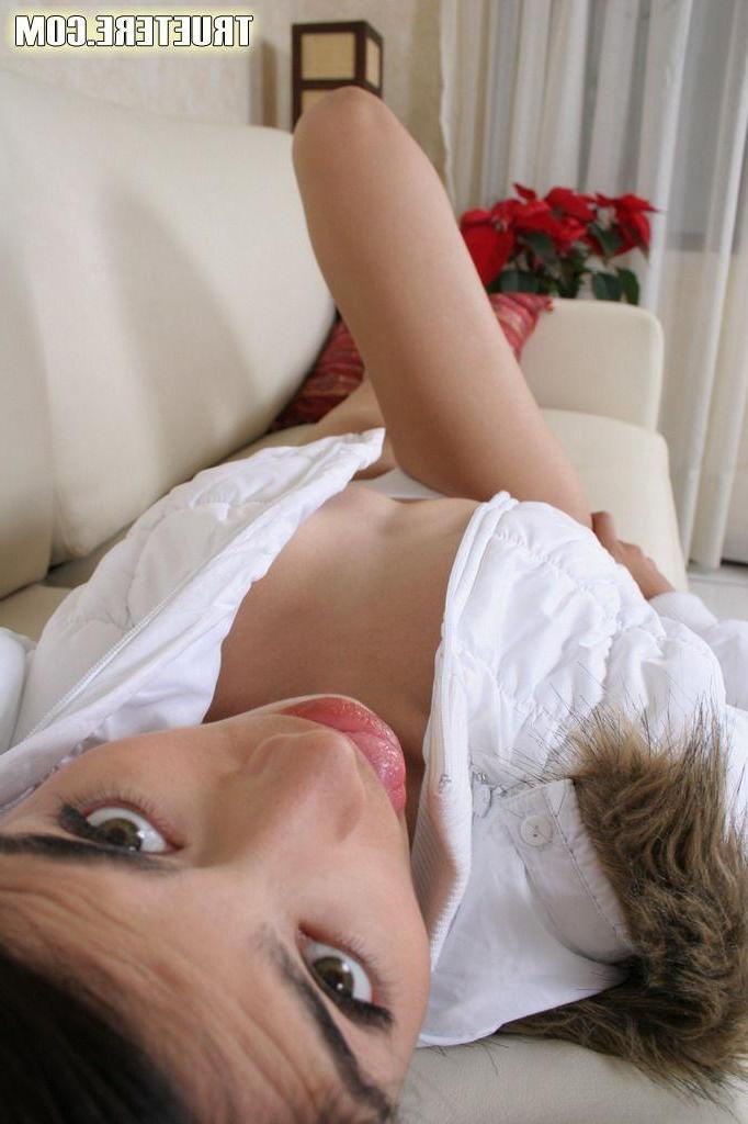 15P Pictures of True Tere teasing on the couch