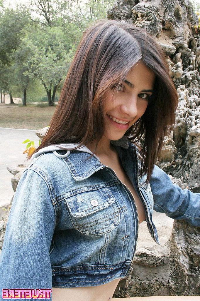 15P Pictures of True Tere showing off her panties outside