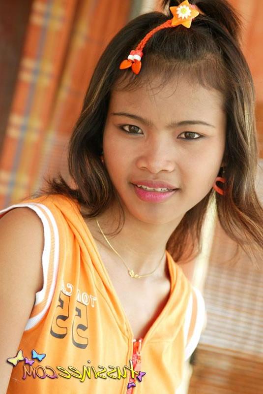 20P Pictures of teen chick Tussinee Teen teasing in panties and socks