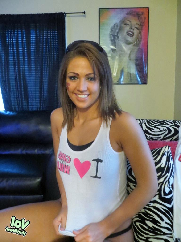 12P Val Midwest feels a bit naughty at home and takes some hot pictures