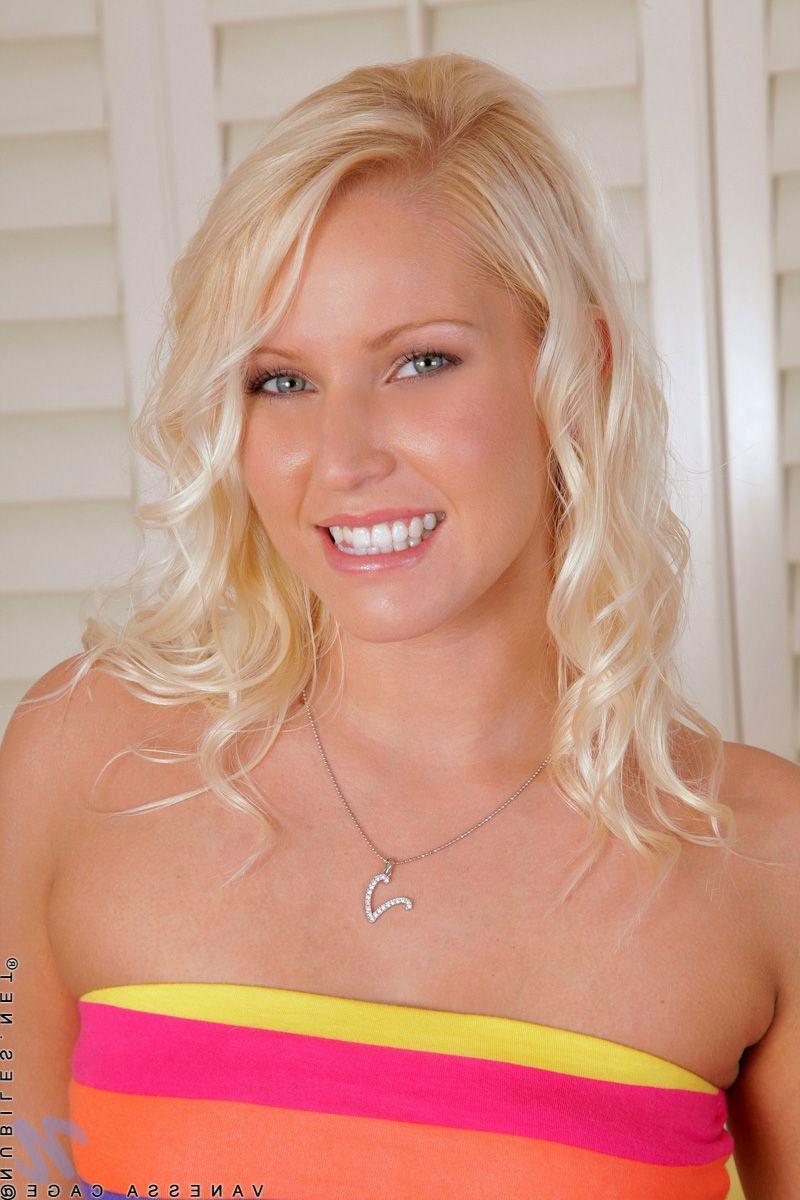 20P Pictures of Vanessa Cage spreading for your cock
