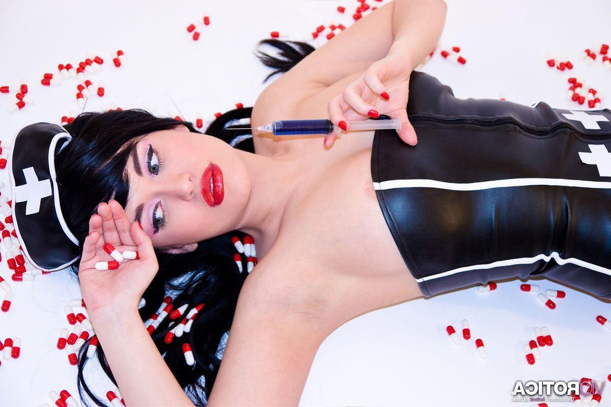 15P Pictures of teen babe Viorotica dressed up for some wild action