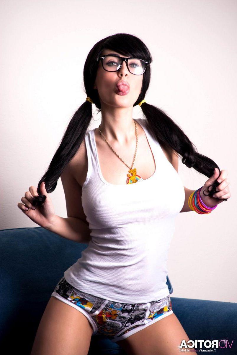15P Pictures of teen Viorotica stripping after class